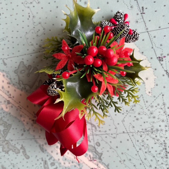 Vintage Plastic Holly Christmas Corsage / Boutonniere - Picture 1 of 5